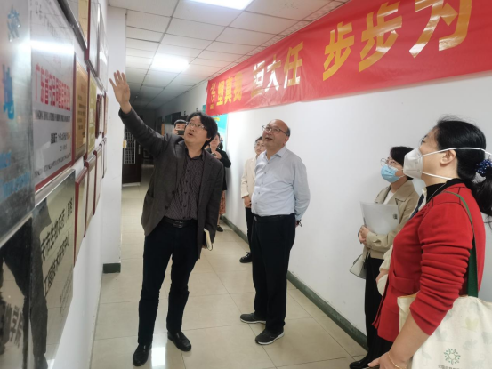 王總介紹公司歷史、企業(yè)成果、企業(yè)榮譽(yù)